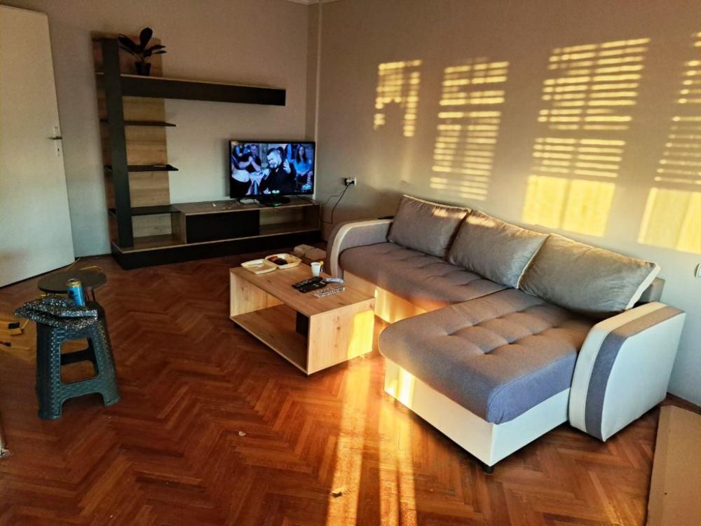 Glavna slika -Lepo namešten trosoban stan u centru