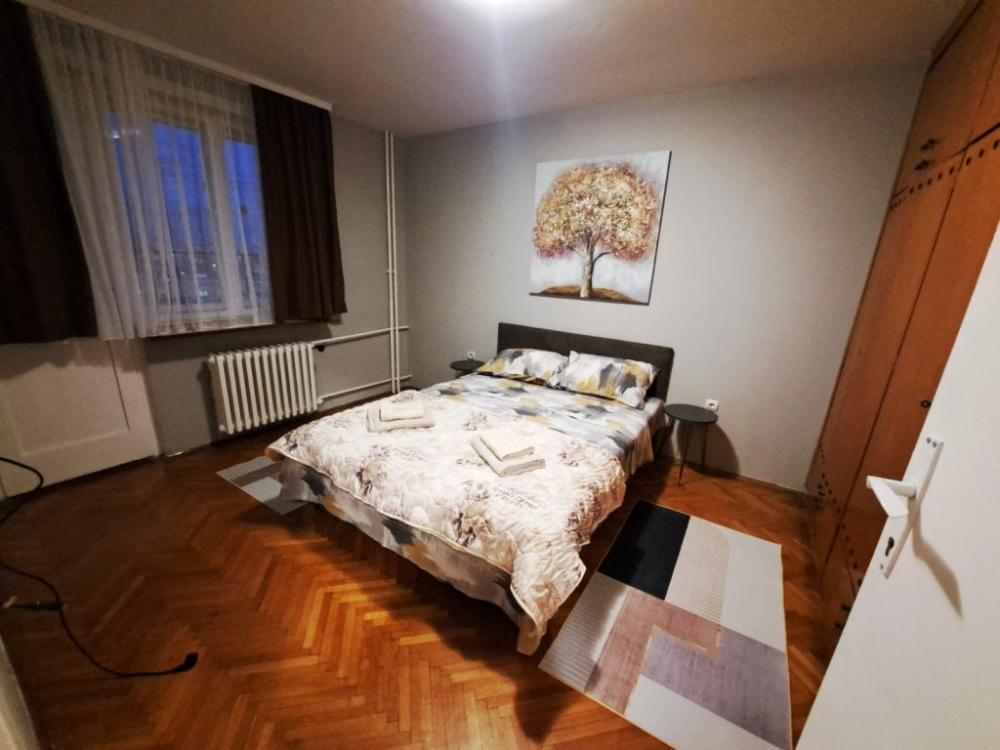 Slika 5 - Lepo namešten trosoban stan u centru