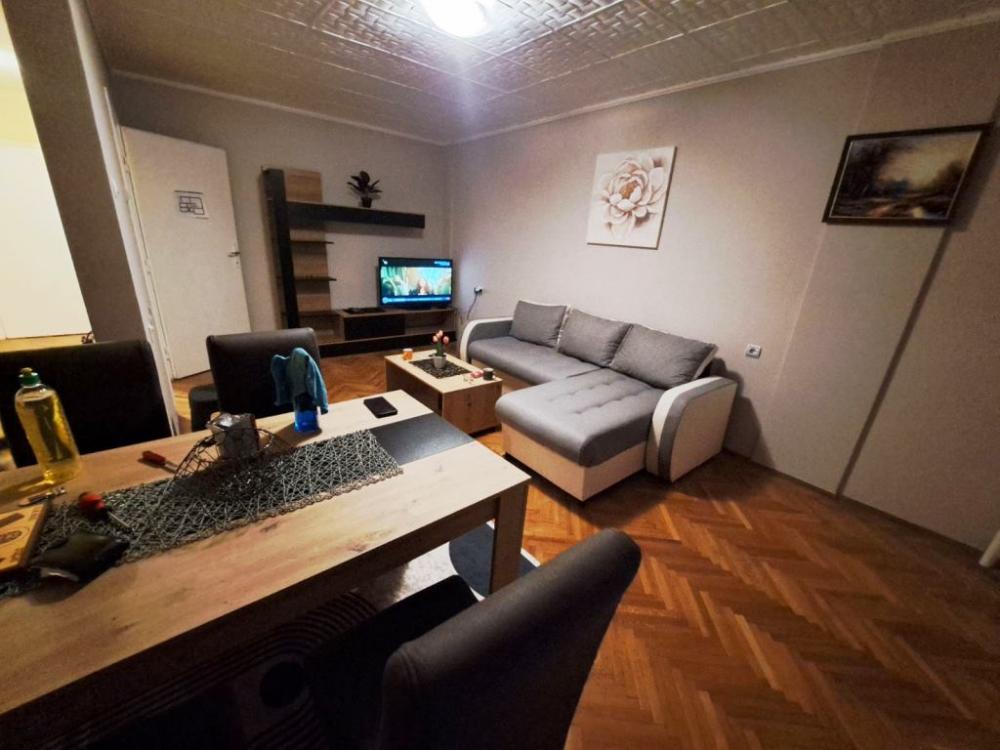 Slika 2 - Lepo namešten trosoban stan u centru