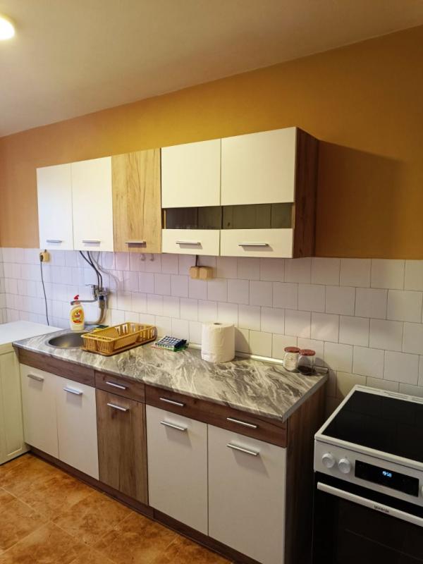 Slika 4 - Lepo namešten trosoban stan u centru