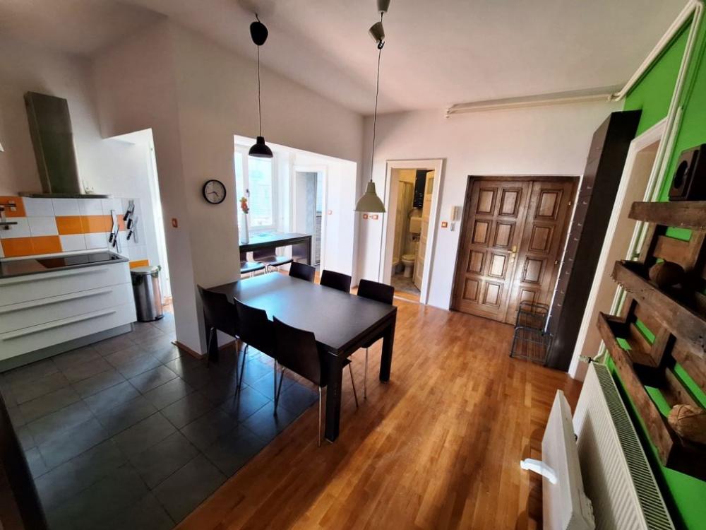 Slika 4 - Lep salonski stan trosobne strukture na Paliluli