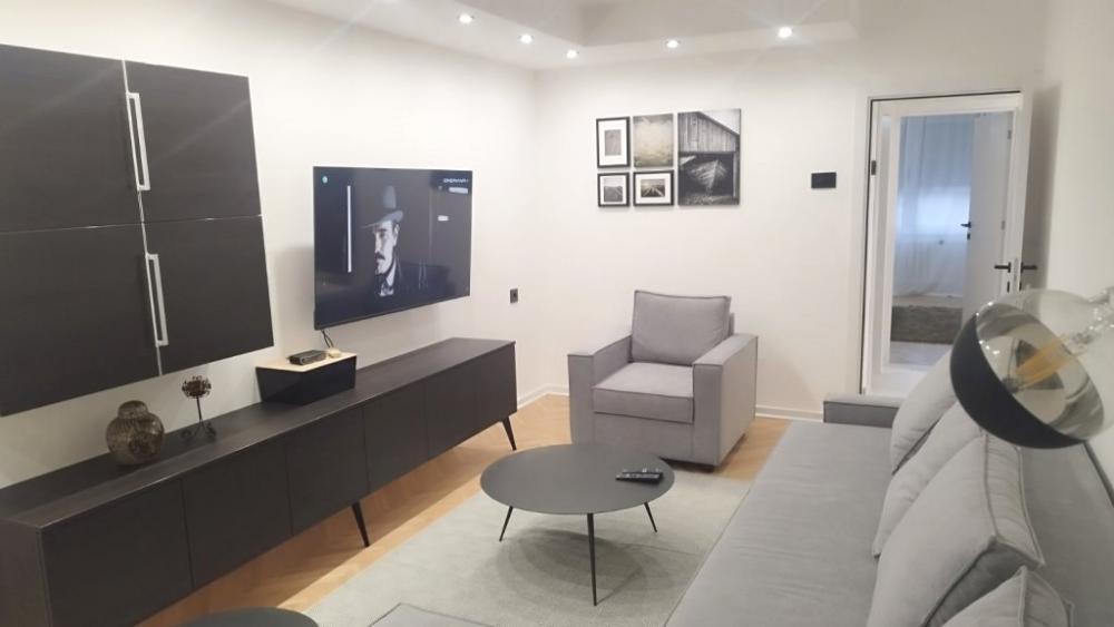 Glavna slika -Lep dvosoban stan u centru