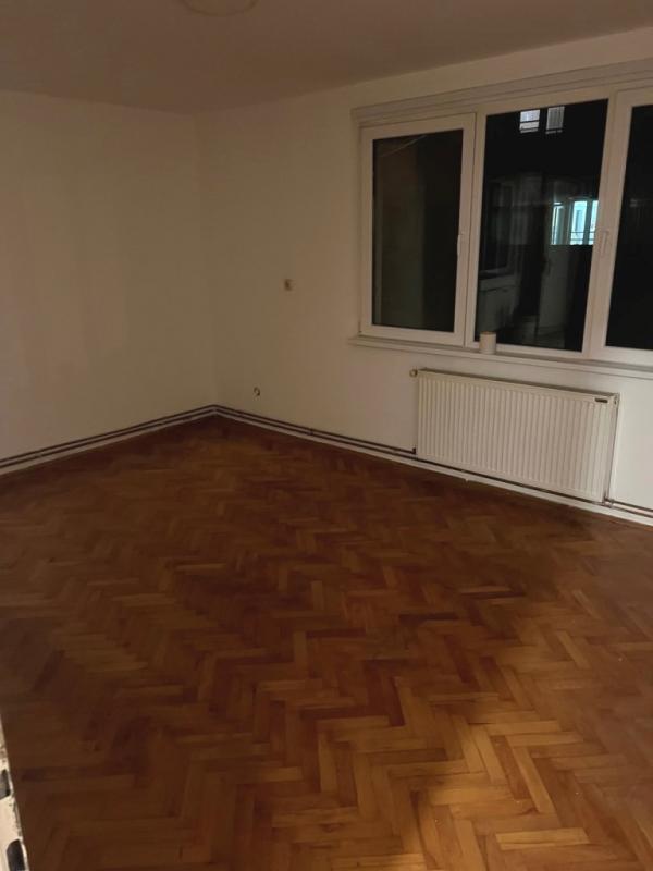 Glavna slika -Nenamešten trosoban stan na Čairu