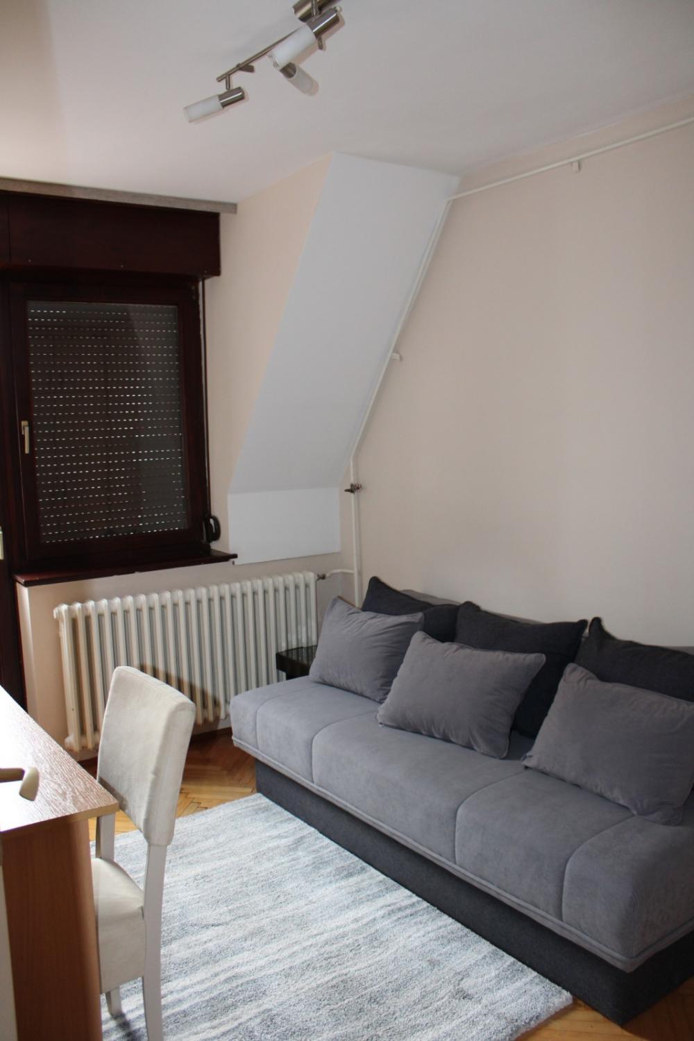 Slika 4 - Trosoban, 85m2, Pravni fakultet Niš, sa terasom, sa parkingom