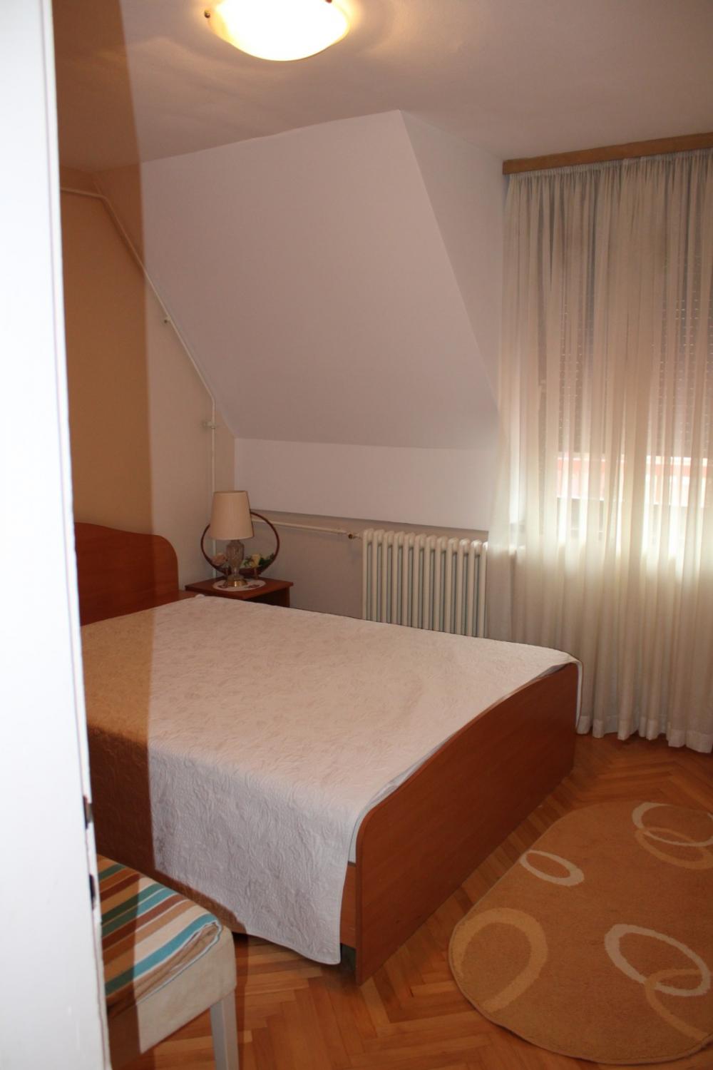 Slika 3 - Trosoban, 85m2, Pravni fakultet Niš, sa terasom, sa parkingom