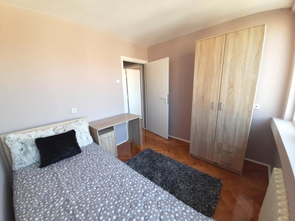 Slika 3 - Trosoban, 68m2, Niš centar Niš, sa terasom, ima lift