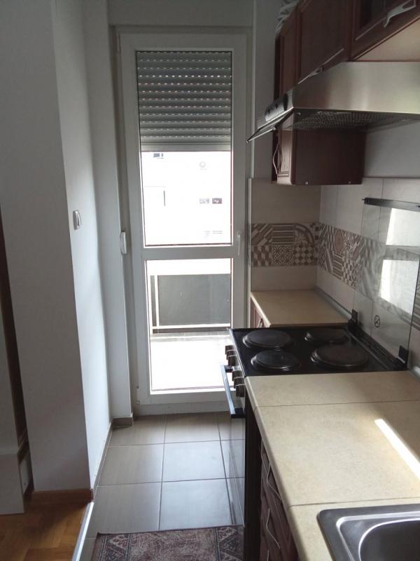 Slika 2 - Dvoiposoban stan u novijoj zgradi na Panteleju