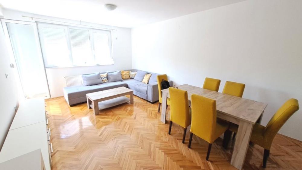 Glavna slika -Dvoiposoban stan u centru