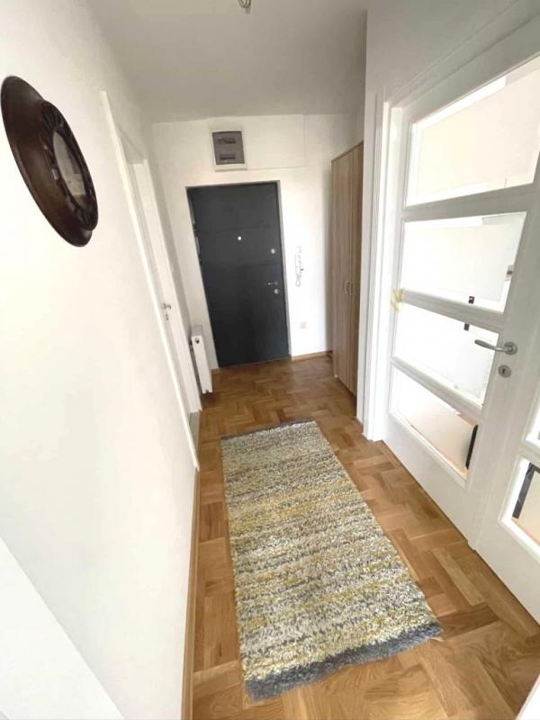 Slika 5 - Lep jednoiposoban stan u novoj zgradi na Paliluli