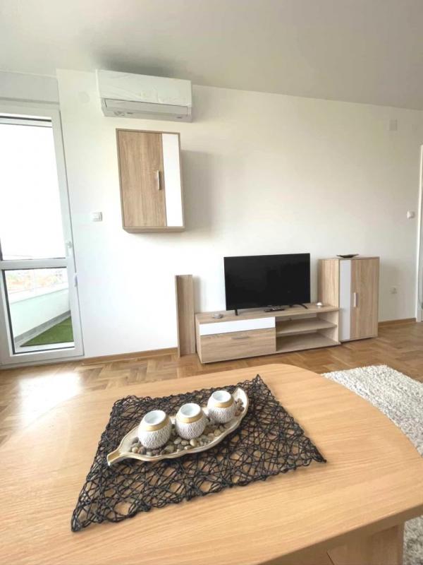 Slika 1 - Lep jednoiposoban stan u novoj zgradi na Paliluli