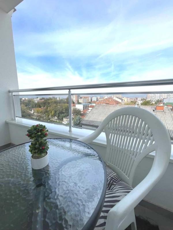 Slika 9 - Lep jednoiposoban stan u novoj zgradi na Paliluli