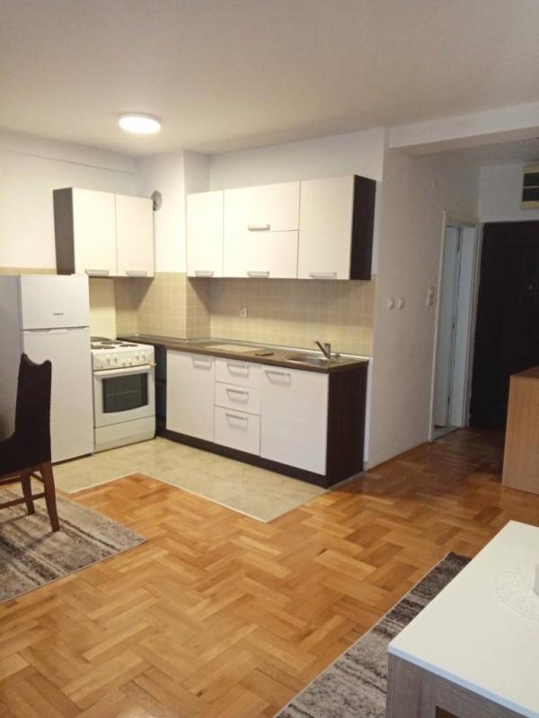 Slika 2 - Jednoiposoban stan u novijoj zgradi sa parking mestom kod Pravnog fakulteta