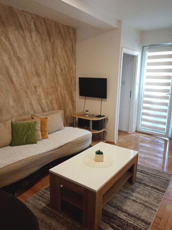 Slika 1 - Jednoiposoban stan u novijoj zgradi sa parking mestom kod Pravnog fakulteta