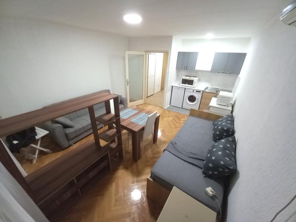 Glavna slika -Renovirana garsonjera u blizini Delte