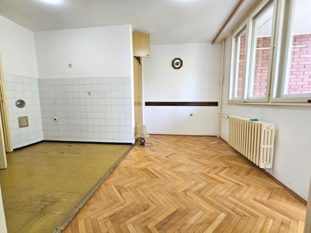 Slika 0 - Nenamešten trosoban stan na Bulevaru Nemanjića