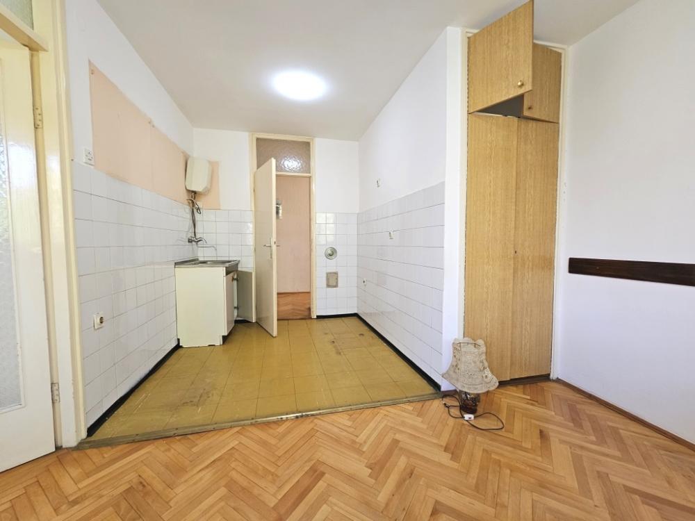 Slika 1 - Nenamešten trosoban stan na Bulevaru Nemanjića