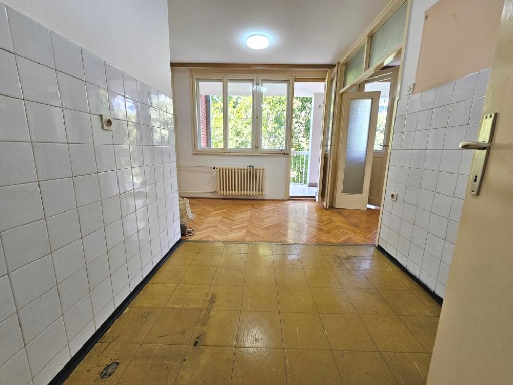 Slika 2 - Nenamešten trosoban stan na Bulevaru Nemanjića