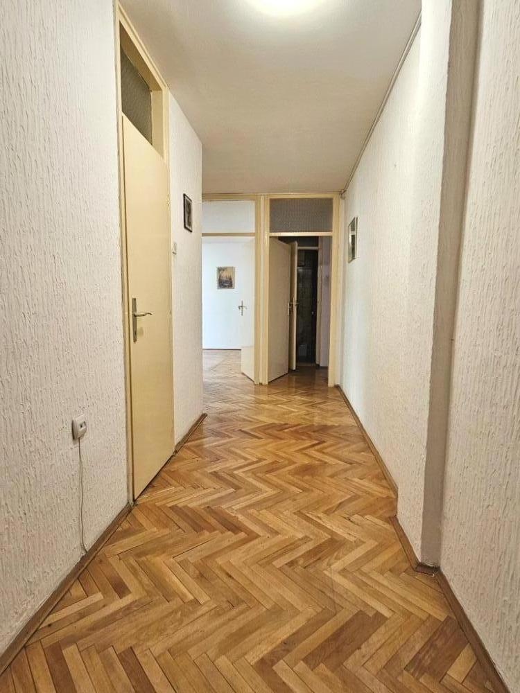 Slika 5 - Nenamešten trosoban stan na Bulevaru Nemanjića