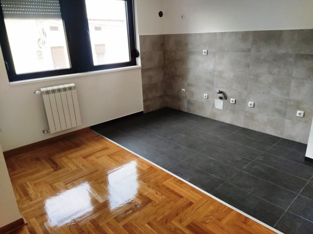 Slika 1 - Nenamešten dvoiposoban stan sa parkingom