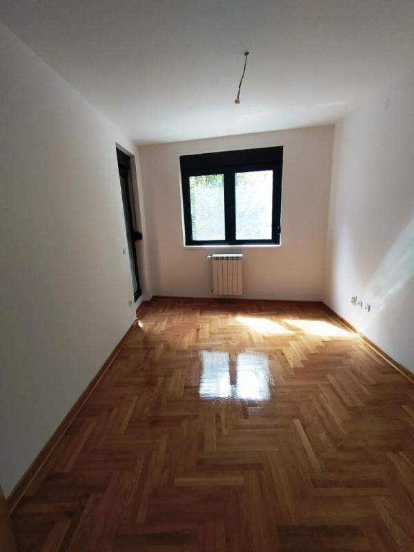 Slika 2 - Nenamešten dvoiposoban stan sa parkingom