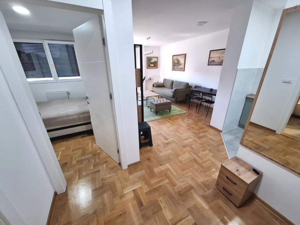 Slika 1 - Jednoiposoban, 45m2, Niš centar Niš, sa terasom, ima lift