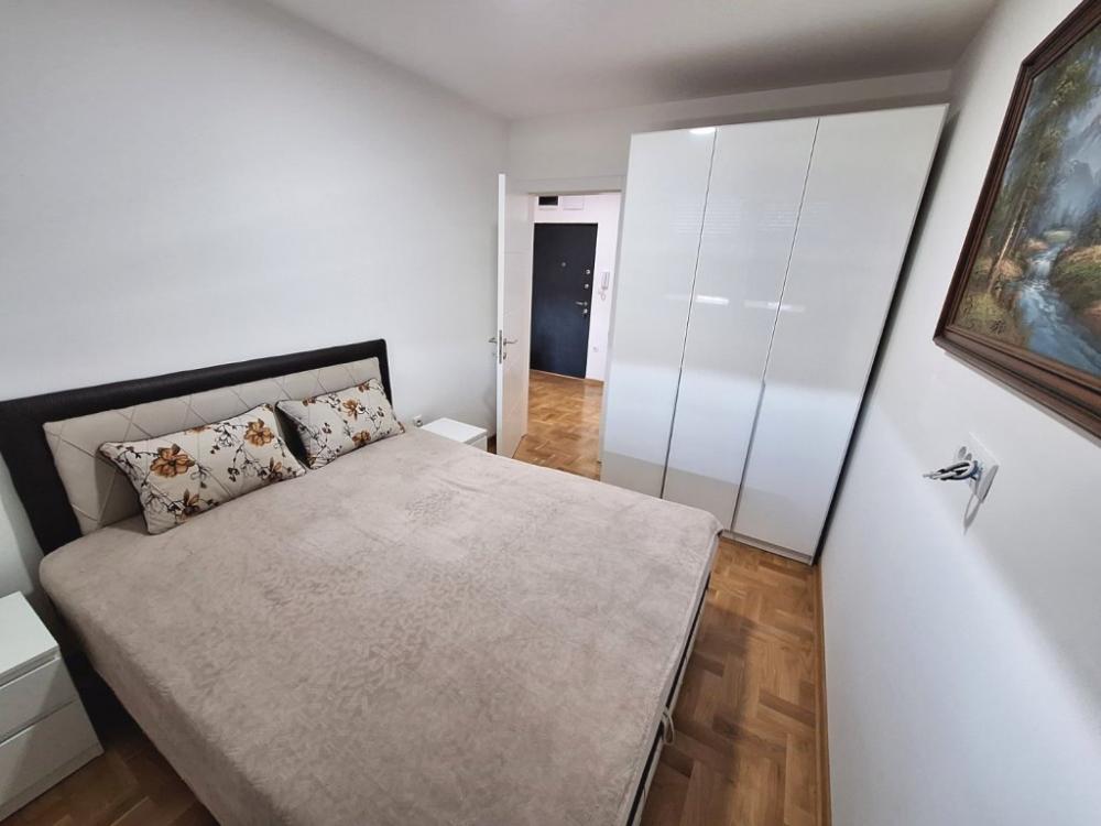 Slika 4 - Jednoiposoban, 45m2, Niš centar Niš, sa terasom, ima lift