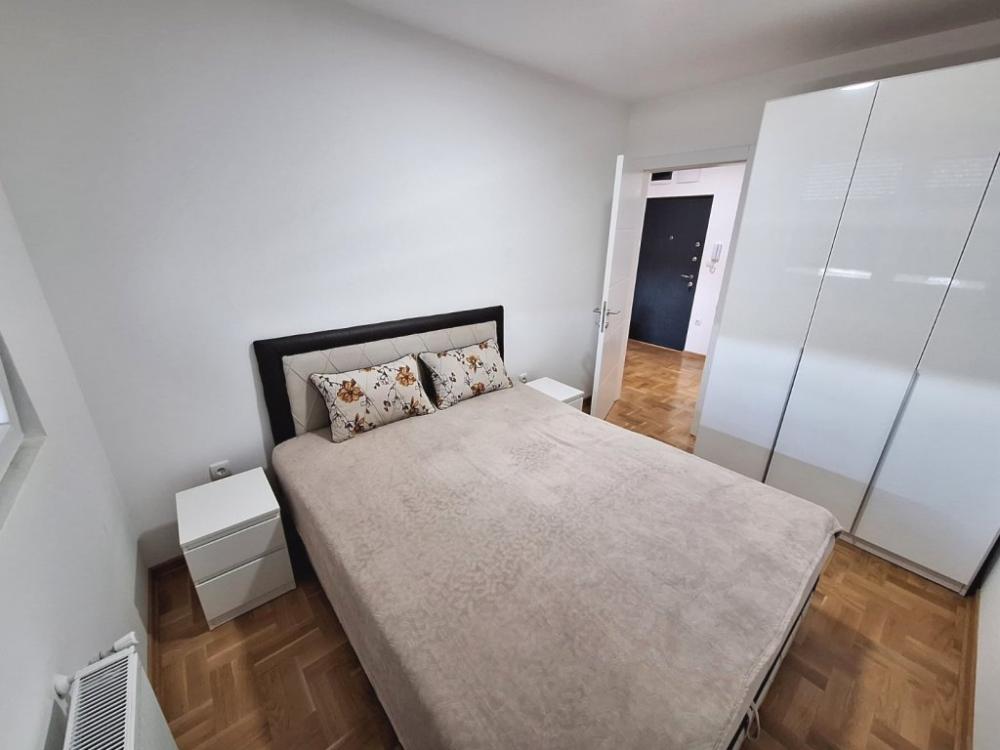 Slika 5 - Jednoiposoban, 45m2, Niš centar Niš, sa terasom, ima lift