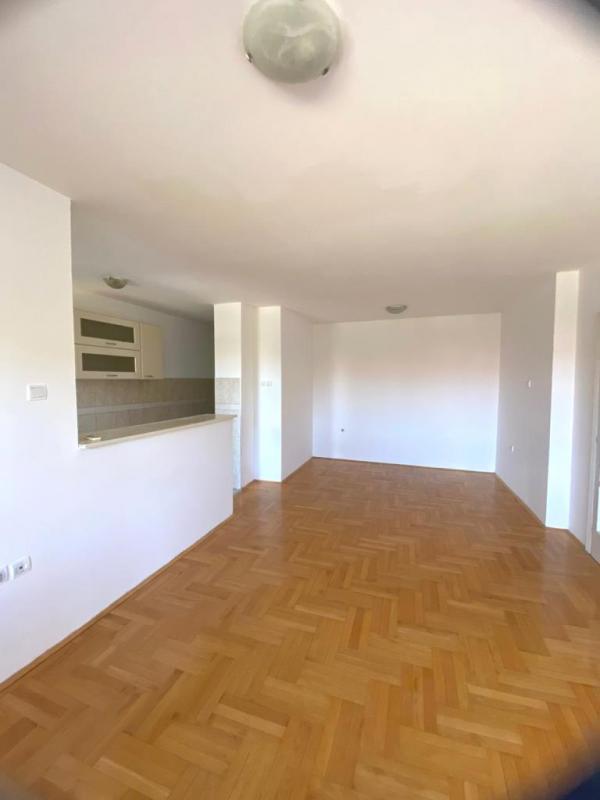 Slika 6 - Nenamešten troiposoban stan u Romanijskoj