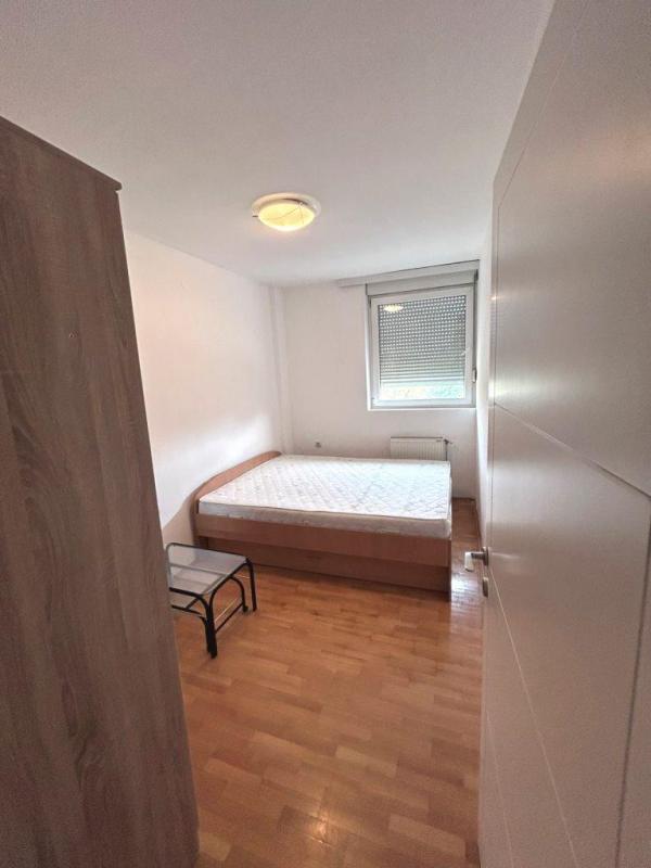 Slika 2 - Dvoiposoban stan sa garažom u blizini Pravnog fakulteta