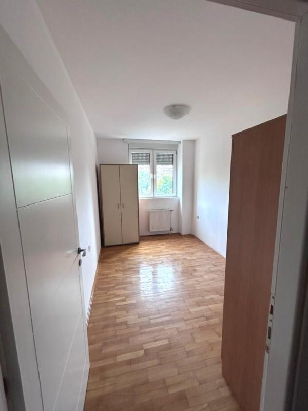 Slika 3 - Dvoiposoban stan sa garažom u blizini Pravnog fakulteta