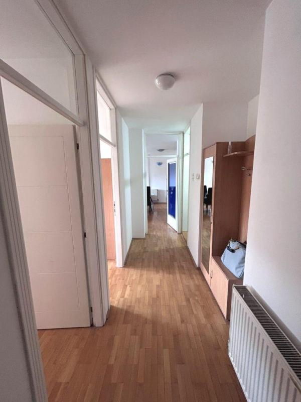 Slika 4 - Dvoiposoban stan sa garažom u blizini Pravnog fakulteta