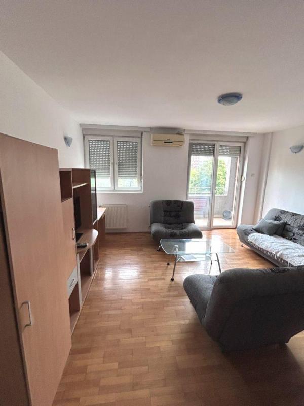 Slika 1 - Dvoiposoban stan sa garažom u blizini Pravnog fakulteta