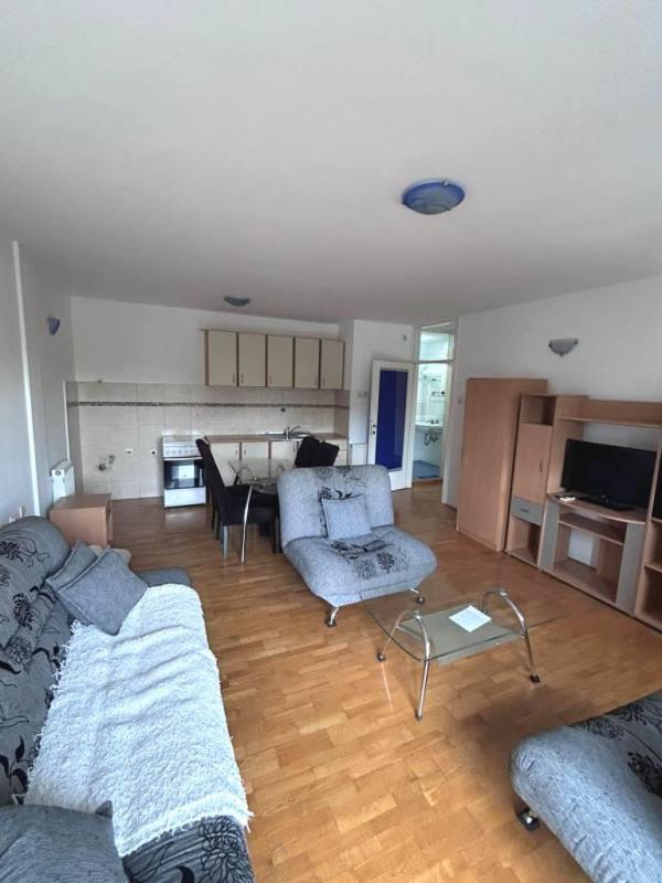 Glavna slika -Dvoiposoban stan sa garažom u blizini Pravnog fakulteta