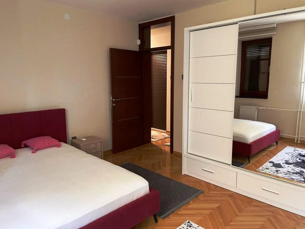 Slika 7 - Luksuzno opremljen trosoban stan u naselju Stevan Sinđelić