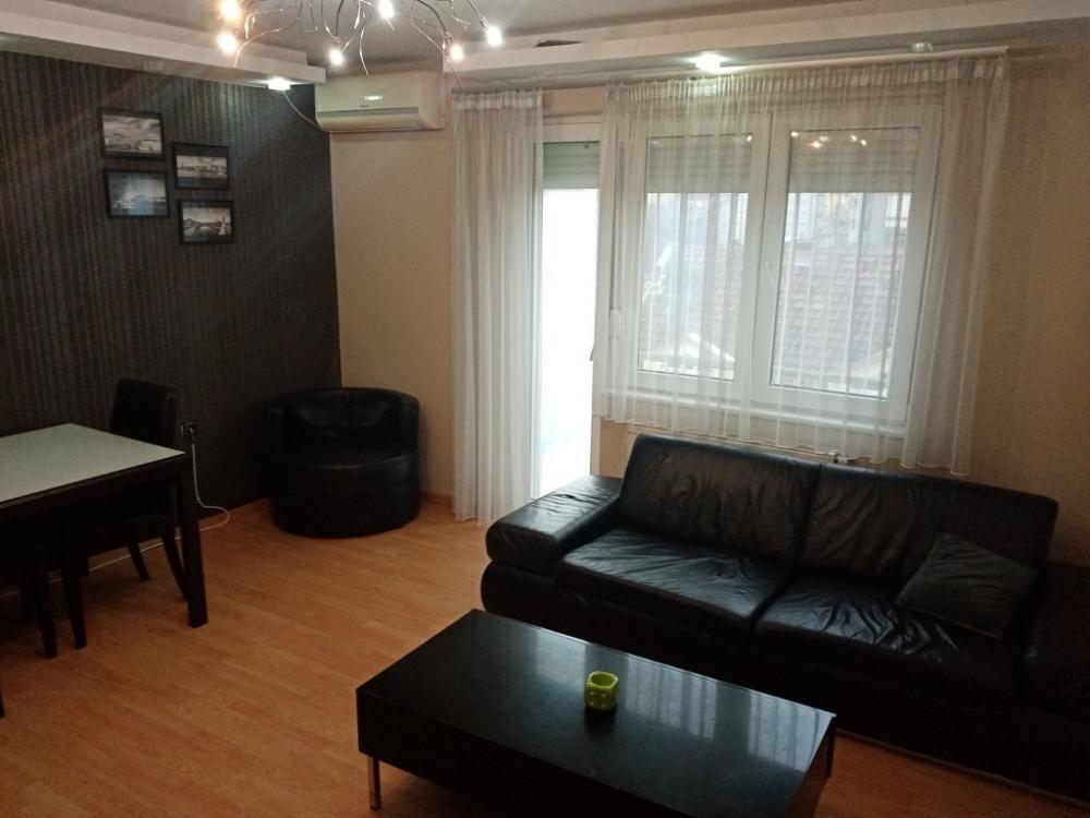 Glavna slika -Trosoban stan kod Doma zdravlja