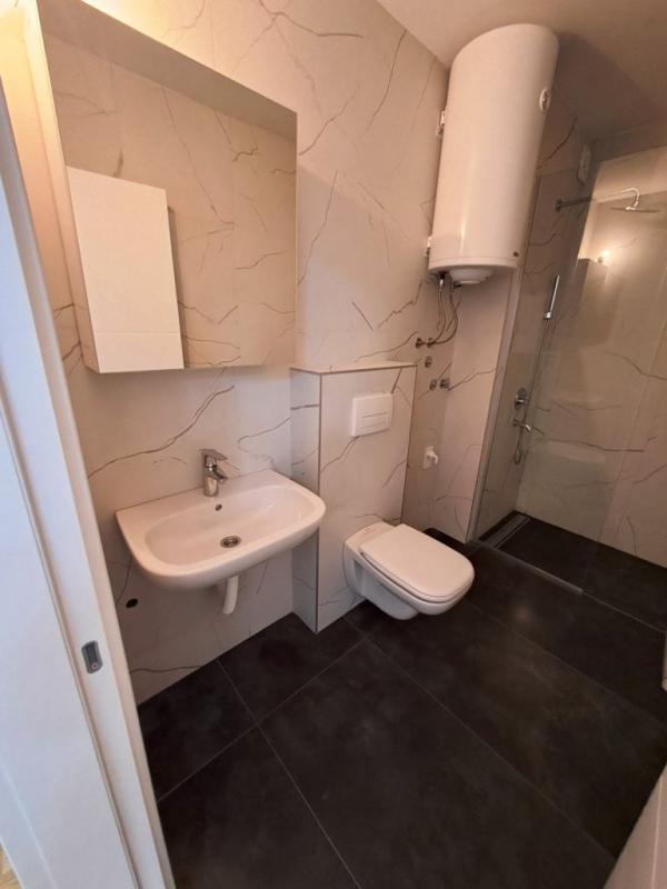 Slika 5 - Lux polunamešten dvoiposoban stan sa parkingom u dvorištu zgrade kod Doma Zdravlja