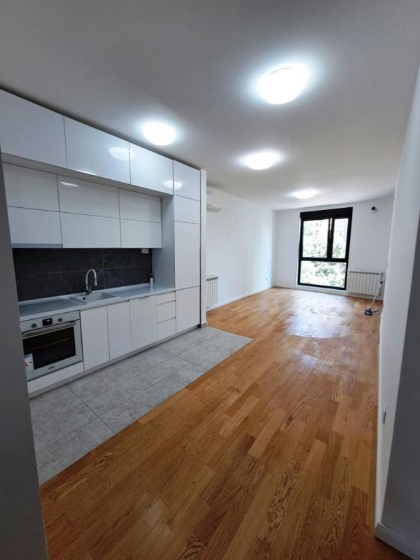 Slika 1 - Lux polunamešten dvoiposoban stan sa parkingom u dvorištu zgrade kod Doma Zdravlja