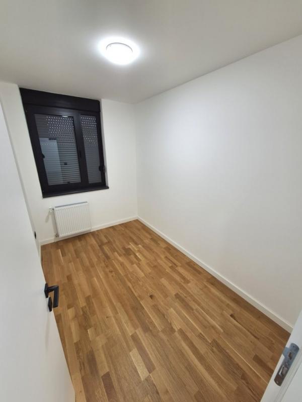 Slika 2 - Nenamešten dvoiposoban stan sa parkingom kod Saborne crkve