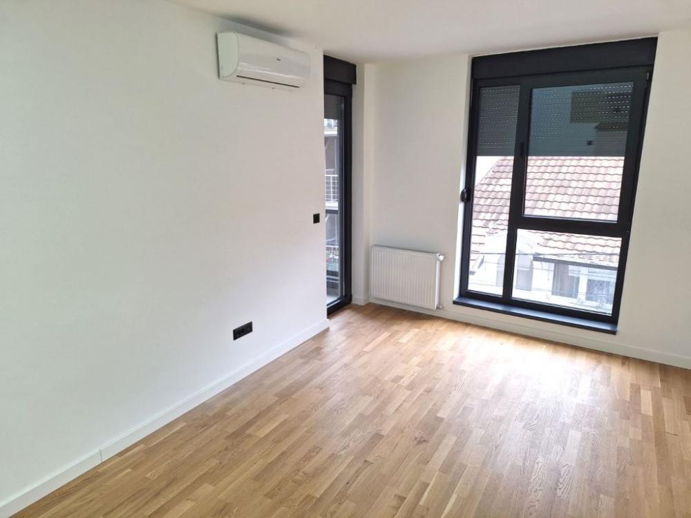 Slika 3 - Nenamešten dvoiposoban stan sa parkingom kod Saborne crkve