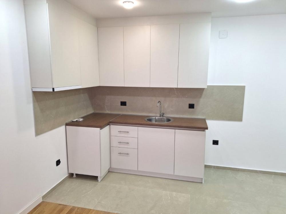 Slika 5 - Nenamešten dvoiposoban stan sa parkingom kod Saborne crkve