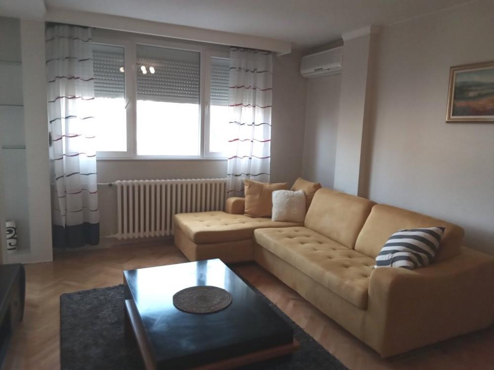 Glavna slika -Trosoban stan na atraktivnoj lokaciji na Bulevaru Nemanjića
