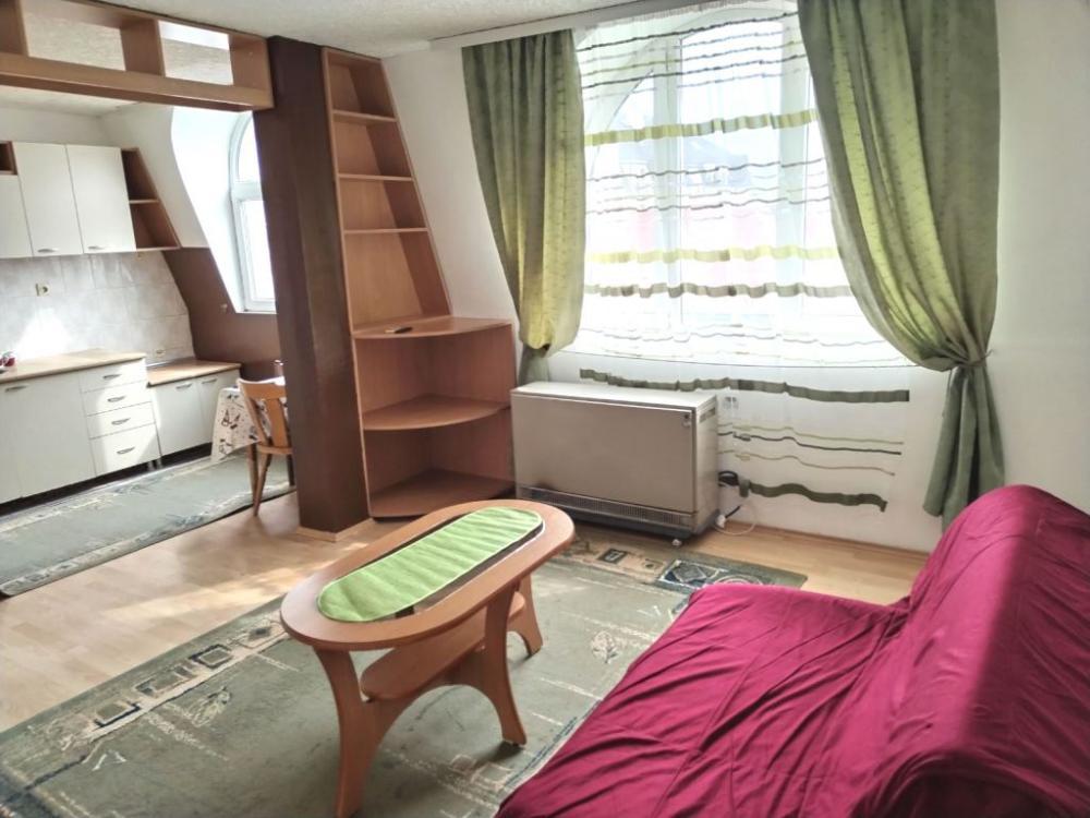 Glavna slika -JednosOban stan u mirnoj ulici u centru