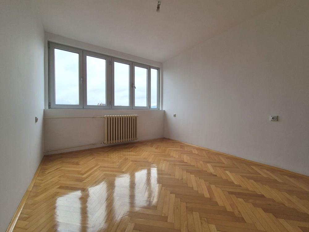 Slika 3 - Nenamešten četvorosoban stan u centru