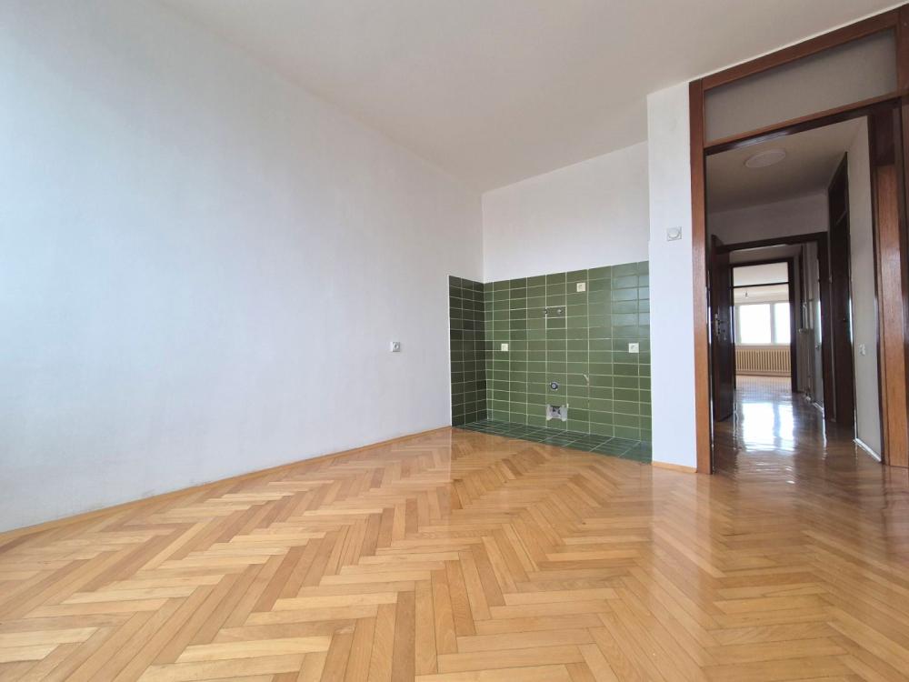 Slika 4 - Nenamešten četvorosoban stan u centru