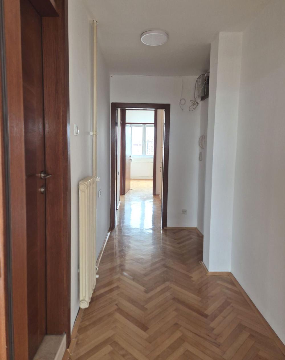 Slika 5 - Nenamešten četvorosoban stan u centru