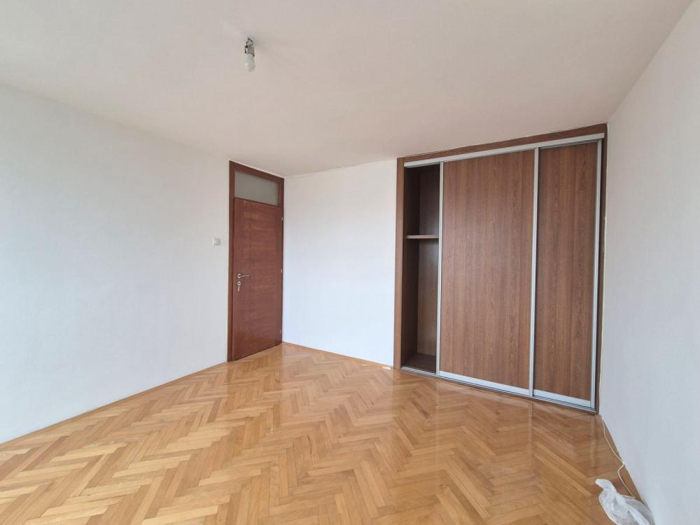 Slika 7 - Nenamešten četvorosoban stan u centru