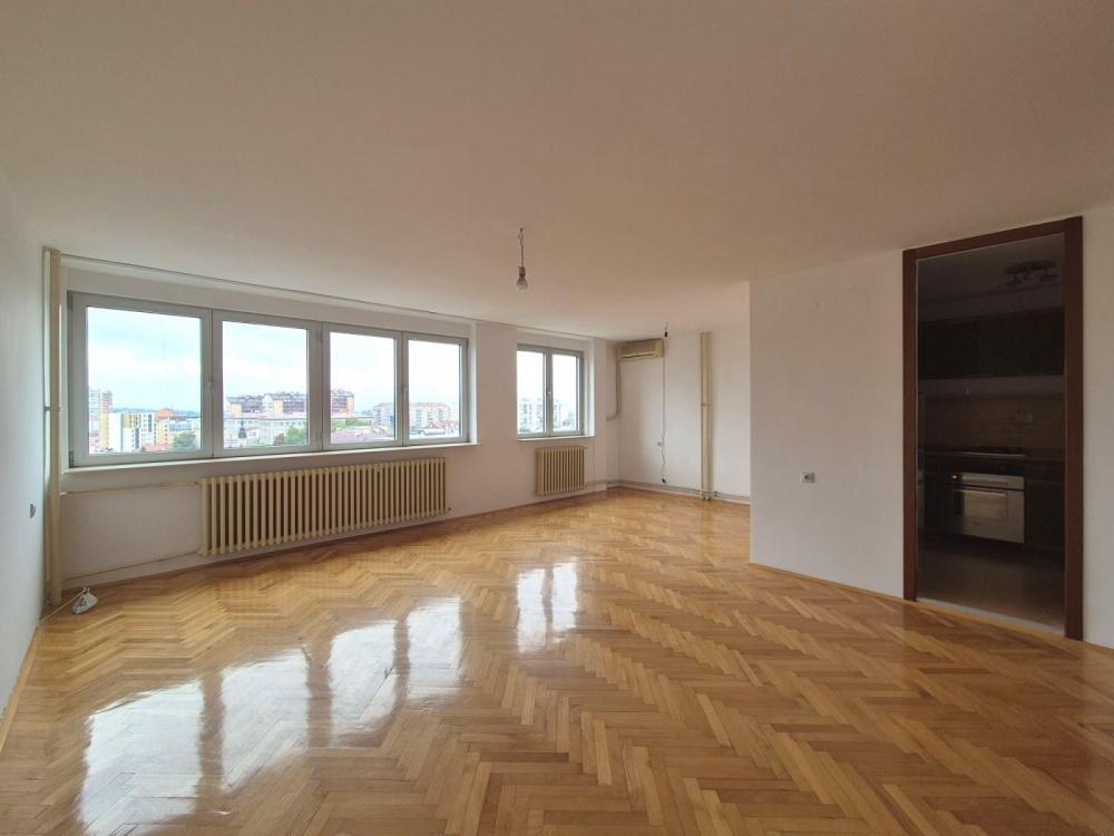 Glavna slika -Nenamešten četvorosoban stan u centru