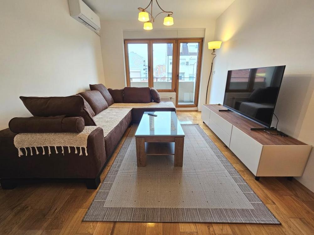 Glavna slika -Nov neuseljavan jednoiposoban stan u centru