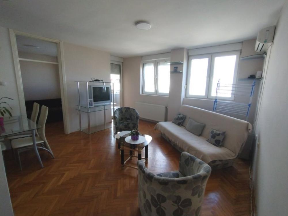 Glavna slika -Dvoiposoban stan kod Ekonomskog fakulteta