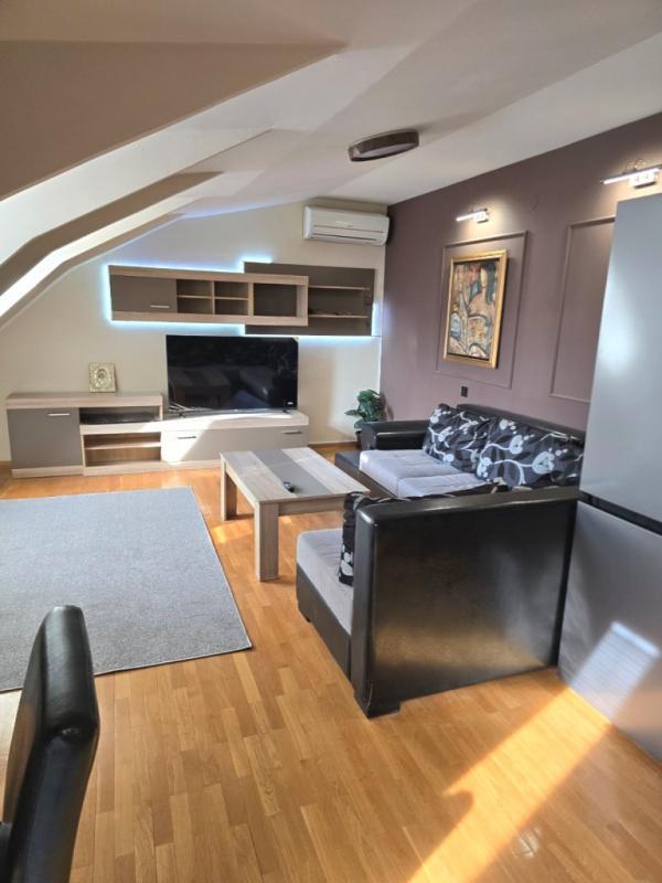 Glavna slika -Dvoiposoban stan kod Pravnog fakulteta